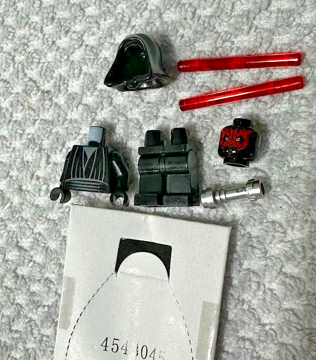 LEGO Star Wars Darth Maul with Cape and Dual Lightsaber1
