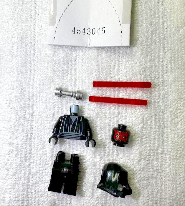 LEGO Star Wars Darth Maul with Cape and Dual Lightsaber2